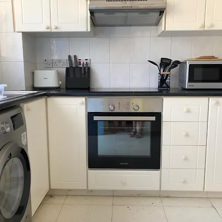 Regina Gardens - Modern 2 Bed Maisonette 度假居 *